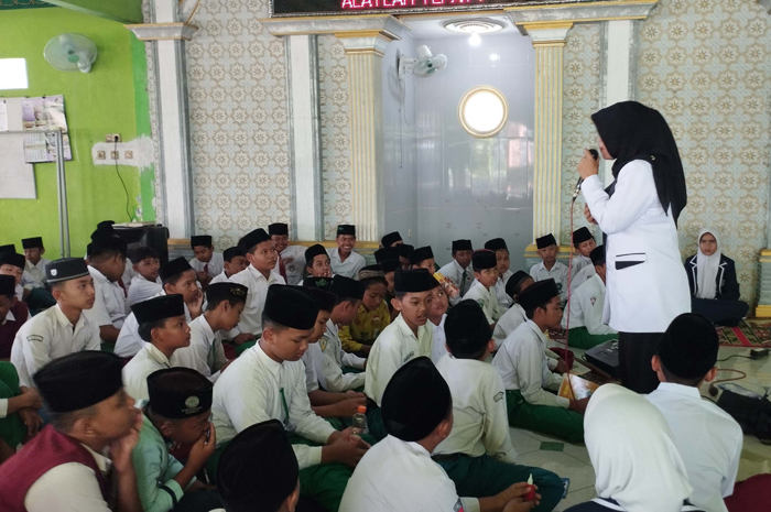 SIswa baru MTsN 10 Jombang tengah mengikuti kegiatan Matsama di madrasah