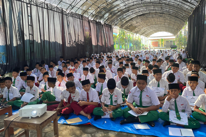 Siswa baru MTsN 9 Jombang mengikuti kegiatan matsama di madrasahnya