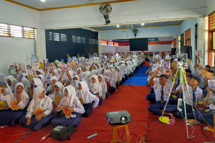 Siswa mengangkat poster anti perundungan atau bullying saat pembukaan MPLS di SMAN Jogoroto