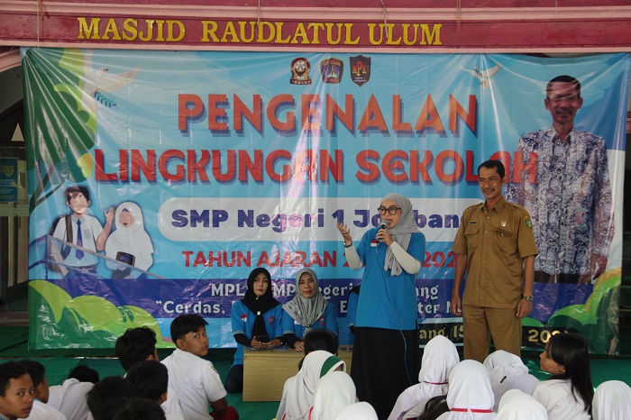 Kepala SMPN 1 Jombang Rudy Priyo Utomo SPd MPd saat memantau kegiatan kegiatan penyuluhan narkoba bersama DPC GANN Jombang, Selasa (16/7).