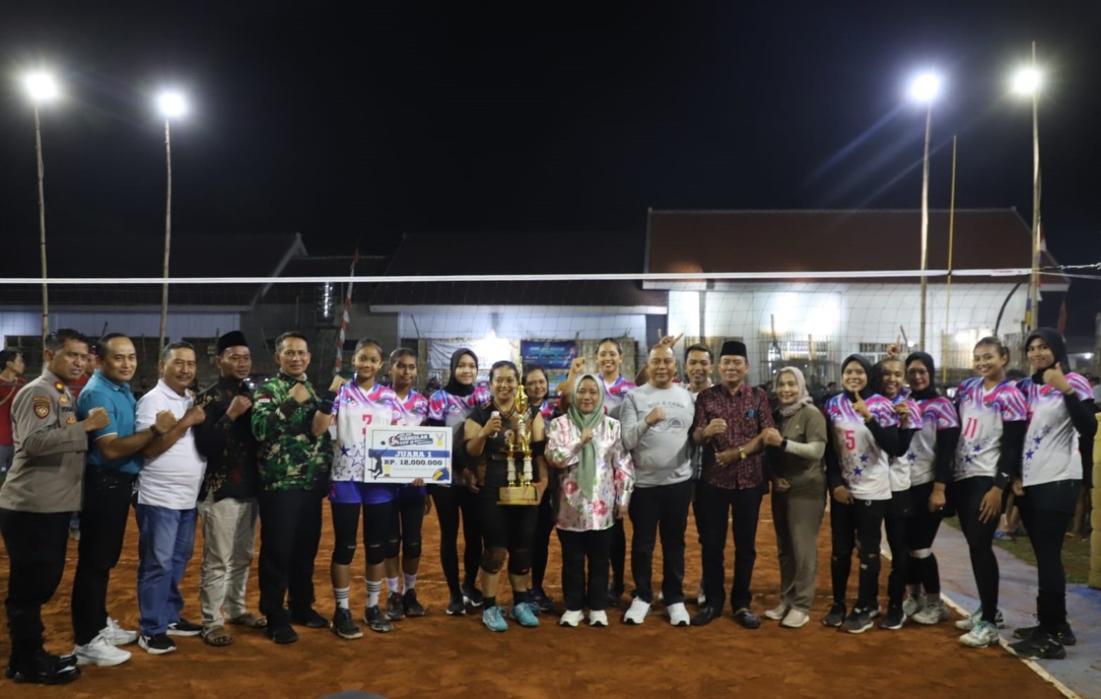 Pj Bupati Jombang Sugiat bersama Kepala Desa Mancilan Atim Riduwan saat menghadiri seremoni penyerahan juara turnamen bola voli putri Mancilan Cup II 2024.