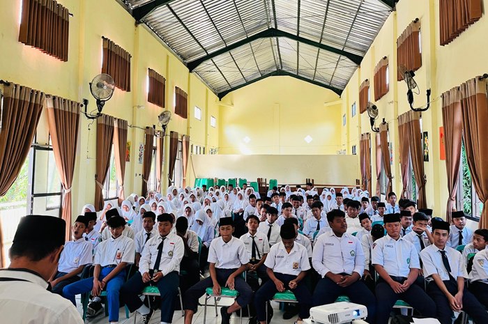 Siswa baru MAN 9 Jombang mengikuti kegiatan Matsama