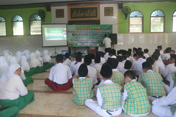 SIswa baru MTsN 5 Jombang mengikuti kegiatan Matsama
