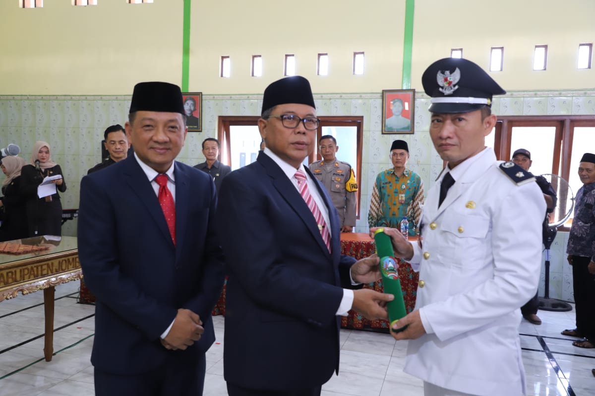Sekdakab Agus Purnomo mendampingi Pj Bupati Jombang melantik Syabian Alam Saputro Kades Plosokerep Kecamatan Sumobito hasil KDAW, Kamis (11/7) lalu.
