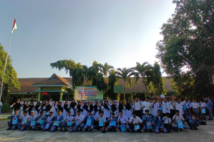 Siswa dan guru MAN 6 Jombang usai upacara pembukaan Matsama (15/7).
