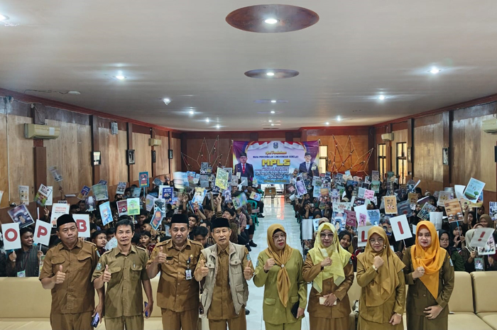 Kepala SMAN Mojoagung, Waras MMPd (pakai rompi), Kasi SMA dan PKPLK, Asijah, dan pimpinan SMAN Mojoagung saat pembukaan MPLS.