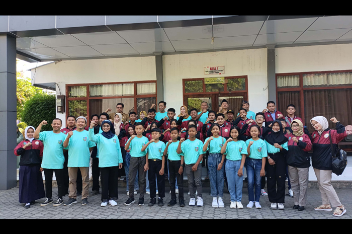 1.	Senen bersama semua siswa yang mewakili Jombang di O2SN Jatim usai pemberangkatan di halaman aula 1 Dinas Pendidikan dan Kebudayaan Jombang
