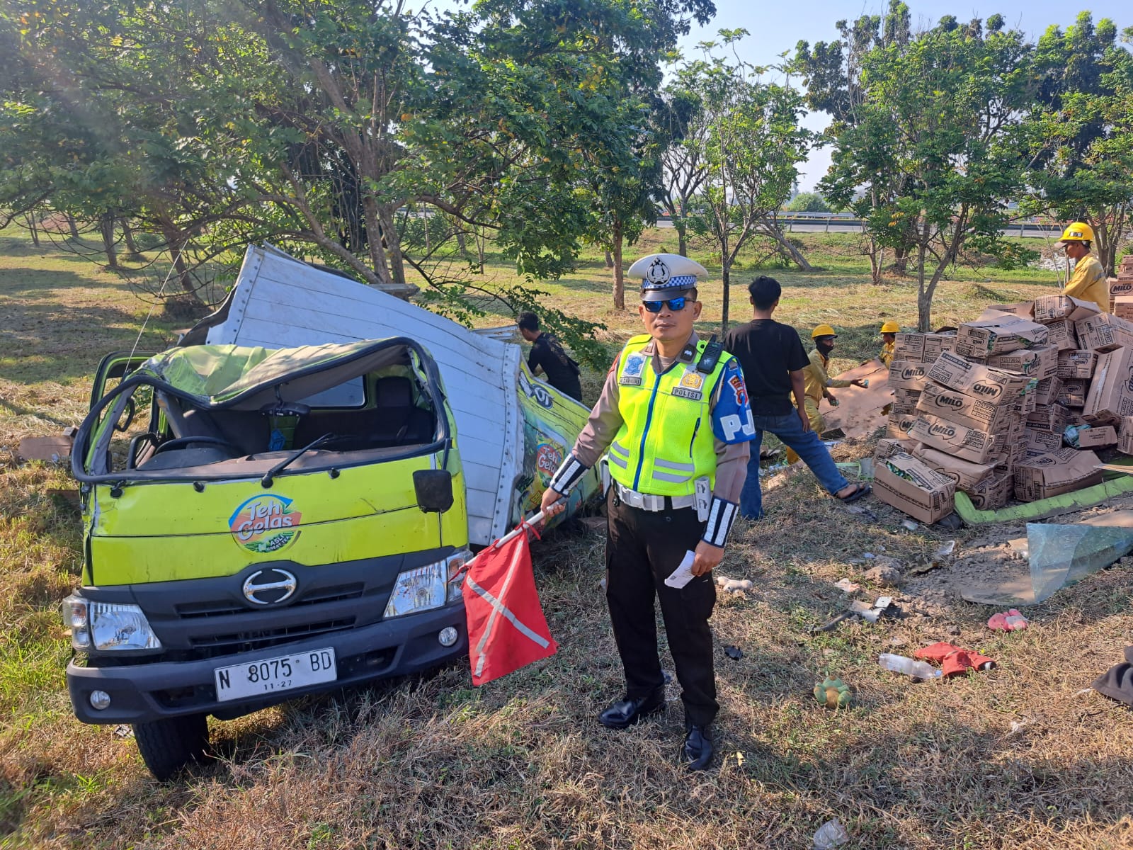 Polisi melakukan olah kejadian perkara di lokasi truk Box muatan susu yang mengalami kecelakaan di Tol Jombang Mojokerto