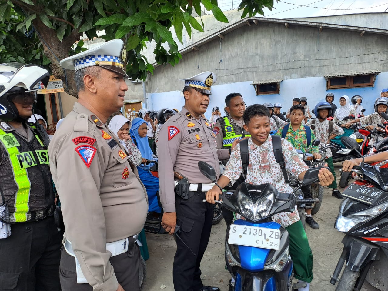 Petugas saat merazia ratusan pelajar SMP di Jombang