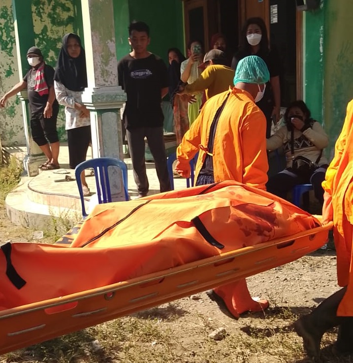 Petugas saat mengevakuasi jasad korban pria paro baya yang ditemukan tewas di rumahnya