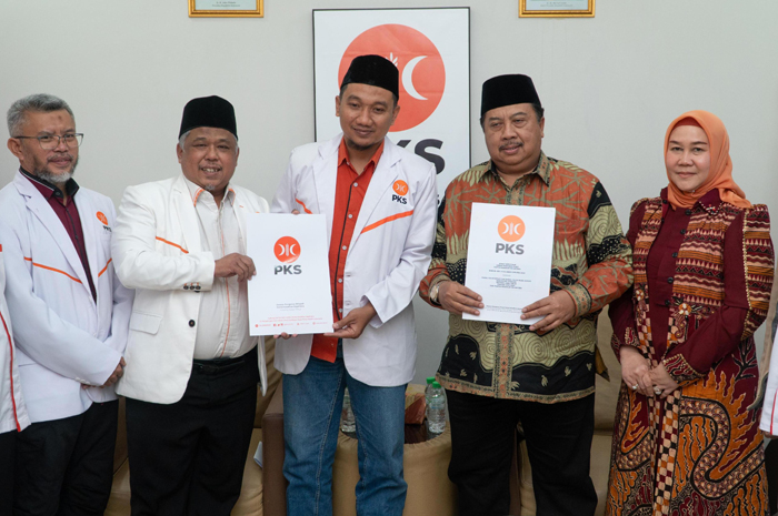 Warsubi menerima dukungan dari PKS usai menerima mandat SK dari DPP PKS, Selasa (16/7) sore.
