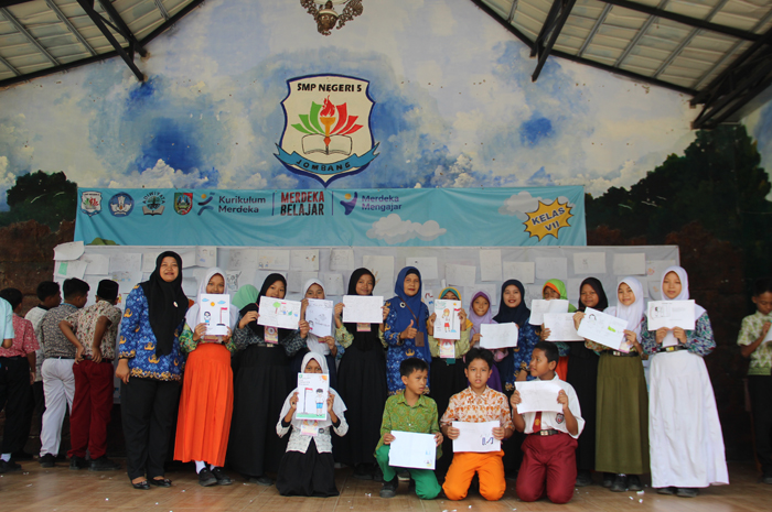 Para siswa SMPN 5 Jombang mengikuti deklarasi anti perundungan dan kekerasan di hari terakhir MPLS