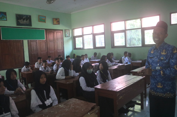 Kepala SMPN 1 Megaluh memberikan materi dalam kegiatan MPLS
