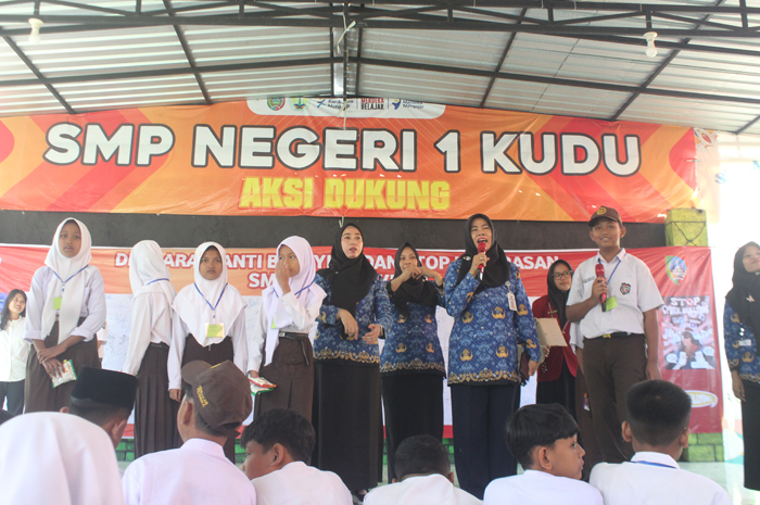Kepala SMPN 1 Kudu, Srimudayani MPd, komunikasi langsung dengan siswa dalam MPLS.