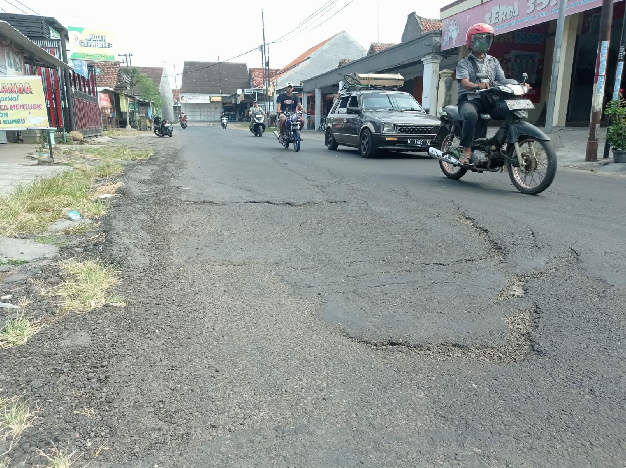 Kondisi jalan kabupaten ruas Ngumpul-Jogoroto Jombang yang aspalnya merekah dan dikeluhkan warga