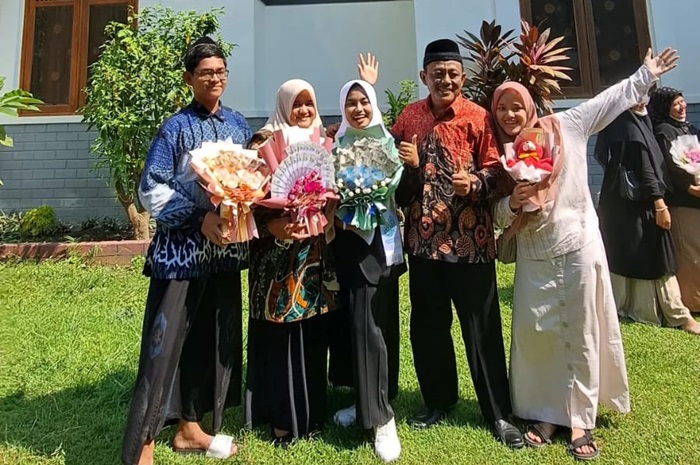 CERIA: Ketua MKKS SMPN Kabupaten Jombang Muchammad Shokhi bersama keluarga