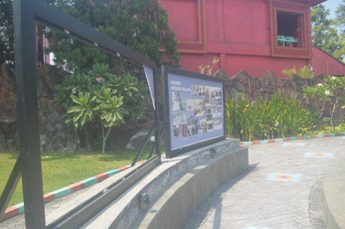 JEBOL: Salah satu papan informasi Taman Mastrip, Jombang yang rusak, Sabtu (20/7).