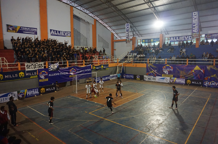 OPENING: Suasana pertandingan pembuka turnamen Allievo Futsal Students Competition 2024 di GOR Merdeka Jombang, Sabtu (20/7).