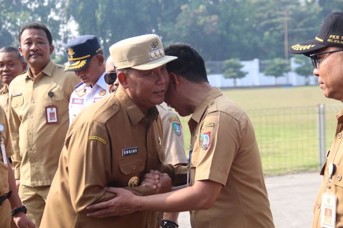 PAMITAN: Pj Bupati Jombang Sugiat pamit kepada ASN di lingkup Pemkab Jombang saat apel bersama, Senin (22/7).