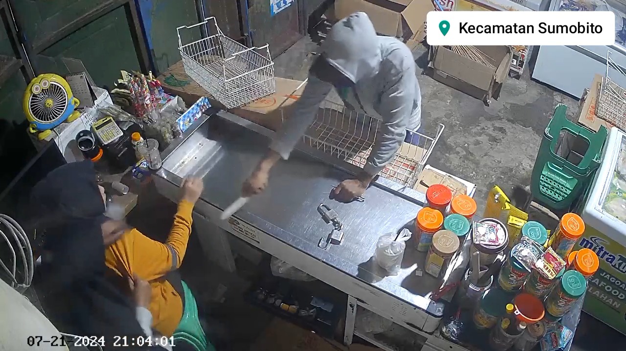 Tangkapan layar rekaman CCTV aksi perampokan di toko Frozen Food di Desa Talunkidul, Sumobito Jombang