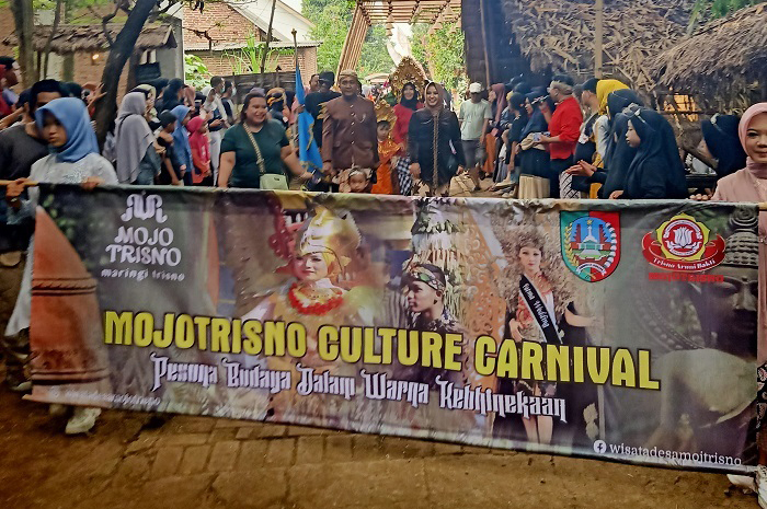 pawai budaya dalam rangkaian acara tradisi bersih desa Mojotrisno Mojoagung Jombang