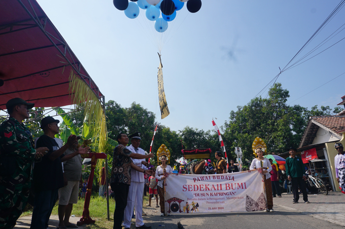 MERIAH: Kepala Desa Dukuhklopo Saiful Anam mendampingi Camat Peterongan Mohammad Eryk Arif saat membuka secara simbolis acara pawai budaya sedekah Dusun Kapringan.