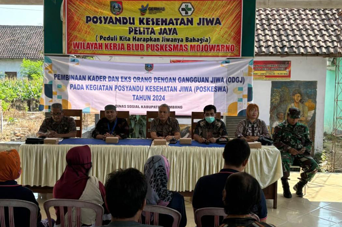 Dinas Sosial Jombang melakukan pembinaan terhadap eks ODGJ di Balai Desa Gondek Kecamatan Mojowarno, Jombang (25/7).