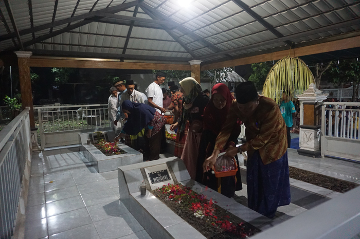 Kepala Desa Kedungturi Sugito didampingi para tokoh masyarakat saat tabur bunga di kompleks makam leluhur desa.