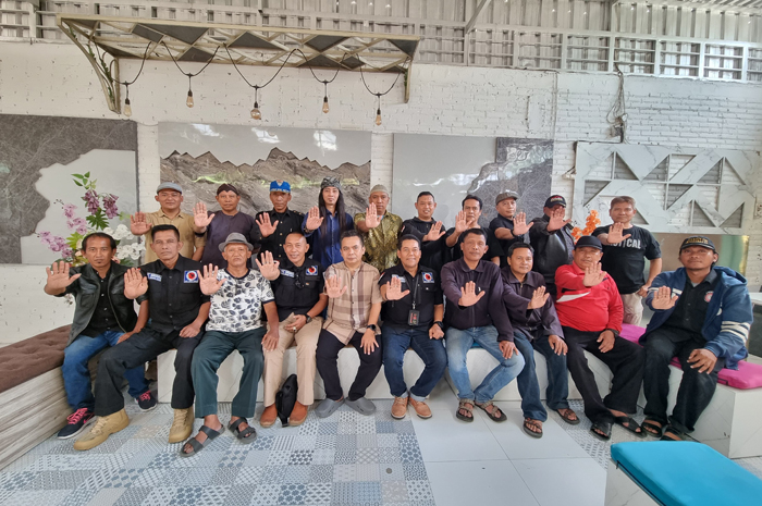 HM Syarif Hidayatullah ST MMT ( Gus Sentot ) saat dikukuhkan sebagai pembina organisasi penggiat anti narkoba Walet Reaksi Cepat (WRC) Birendra, Minggu (21/7).