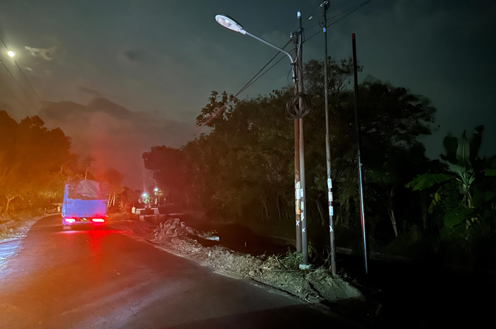 PJU di jalan kabupaten di Jombang ini sudah lama dibiarkan mati, warga sambat