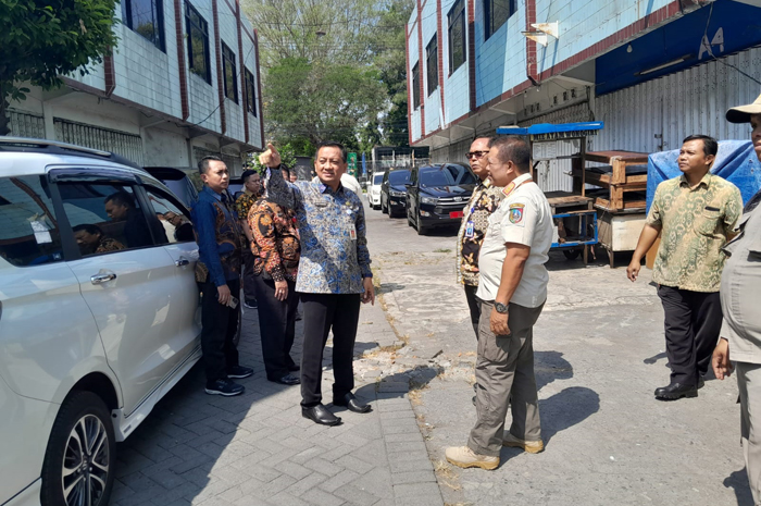 Sekdakab Jombang Agus Purnomo meninjau Ruko Simpang Tiga yang akan dipakai memindah lokasi MPP