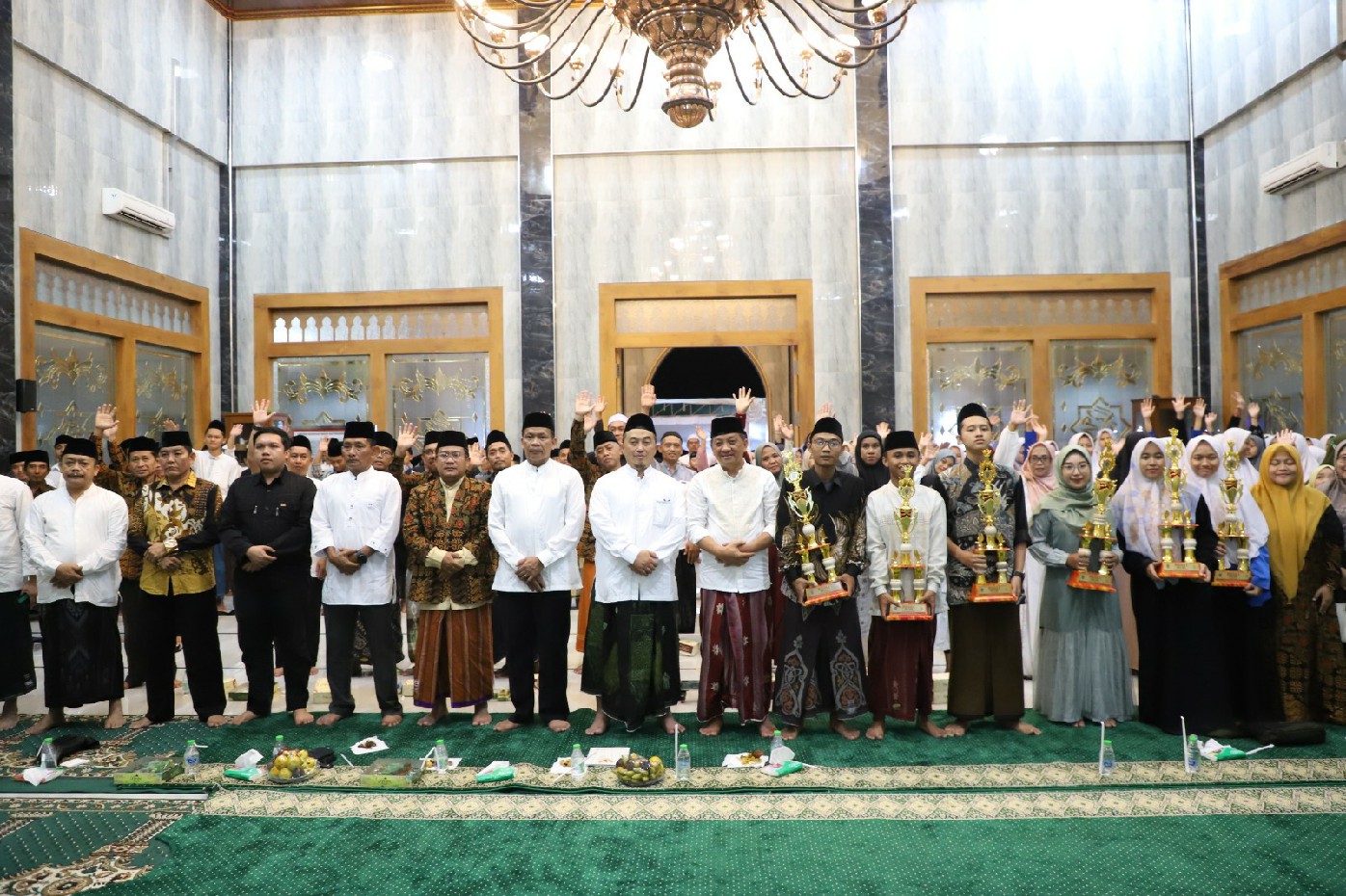Pj Bupati Jombang Teguh Narutomo bersama para juara 1 yang akan maju ke MTQ Jatim 2025 di Jember.