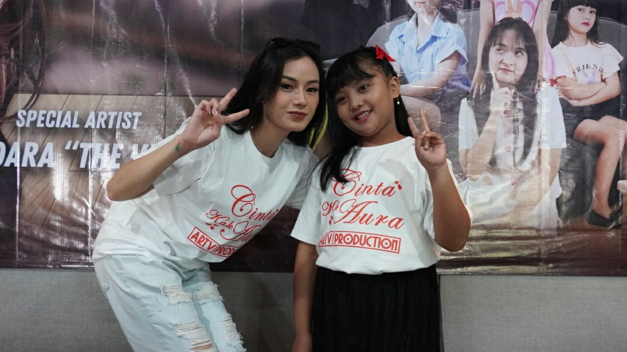 Fatqi saat berfoto bersama Dara The Virgin