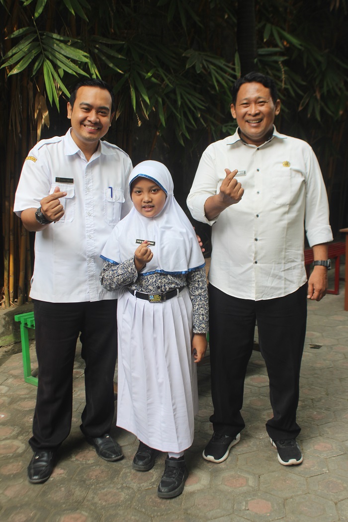 Fatqi bersama guru kelas dan kepala sekolah SDN Jombatan 3 Kecamatan Jombang
