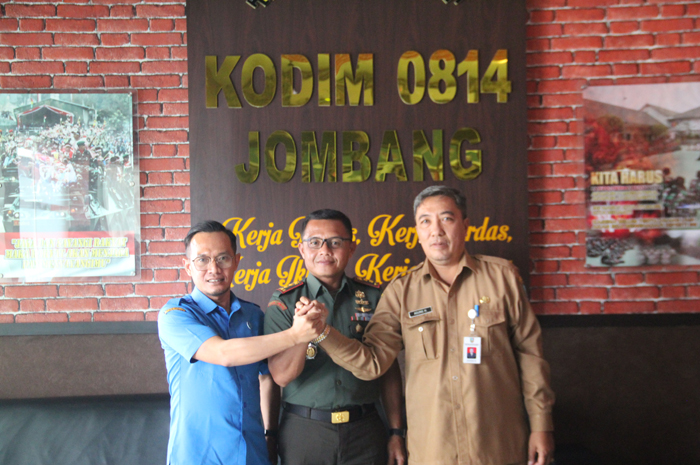 Direktur Perumdam Tirta Kencana Jombang, Khoirul Hasyim, menandatangani perjanjian kerjasama dengan Dandim 0814 Jombang Letkol Kav Devid Eko Junanto, Senin (29/7).