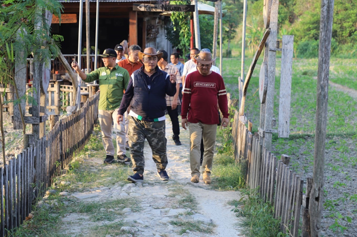 Pj Bupati Jombang Teguh Narutomo saat blusukan ke Desa Jiporapah, Minggu (28/7) siang.