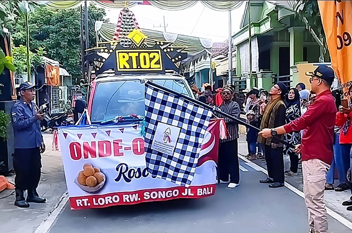 Lurah Jombatan Indra Pratama saat pemberangkatan pawai budaya.
