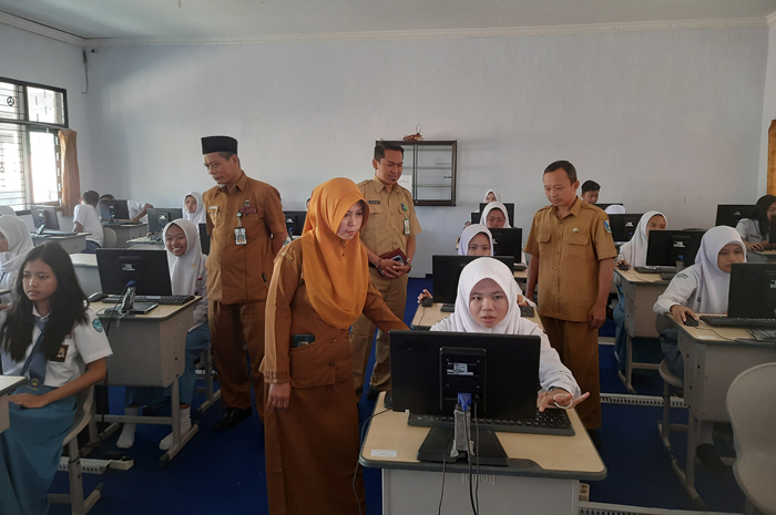 Ulil Mu&rsquo;amar, memantau pelaksanaan tryout ANBK di SMAN 2 Jombang, Senin (29/7)