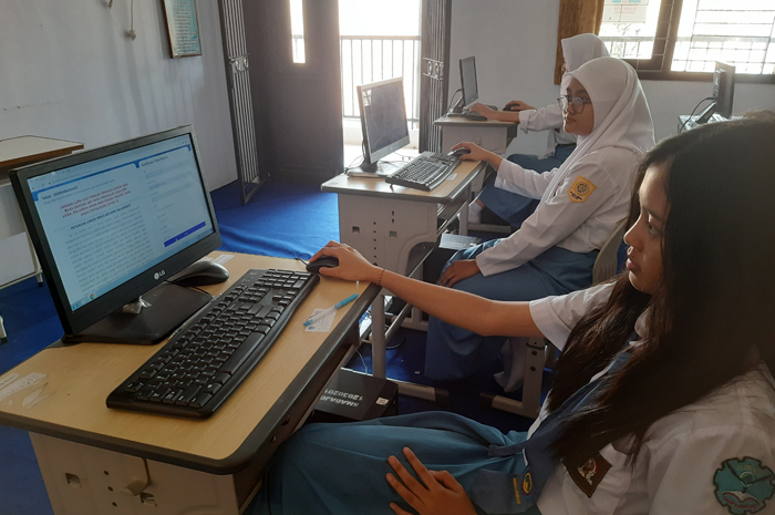 Siswa SMAN 2 Jombang mengerjakan Tryout ANBK 2024