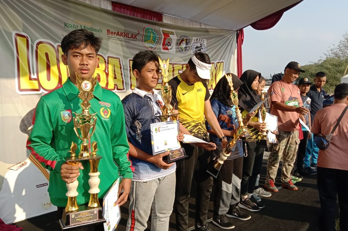Penembak asal Jombang, Muhamad Wira Pandiya Pratama saat menerima hadiah