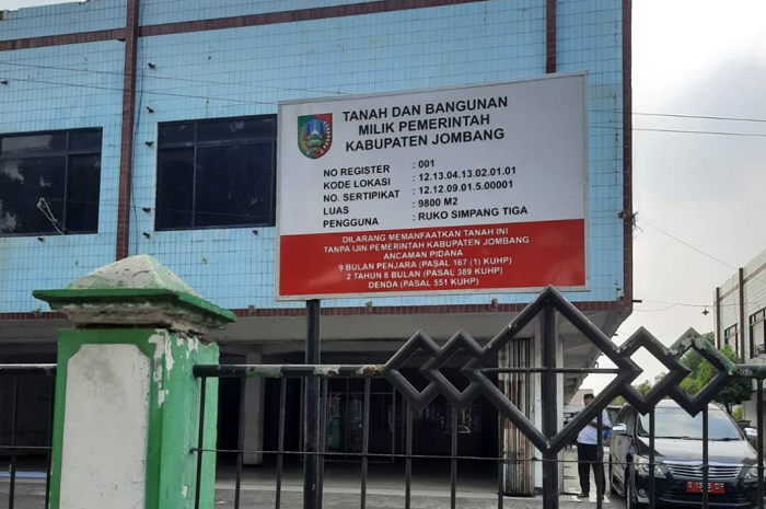 Pemkab Jombang akhirny memasang papan aset miliknya di Ruko SImpang Tiga Jombang yang bakal dipakai gedung MPP dalam waktu dekat