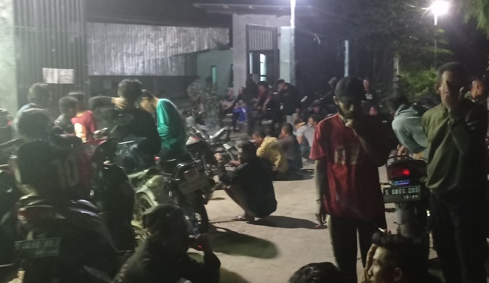 Aksi sejumlah warga saat menggeruduk pabrik bulu ayam di Desa Karangpakis Kabuh Jombang Rabu (31/7) malam.