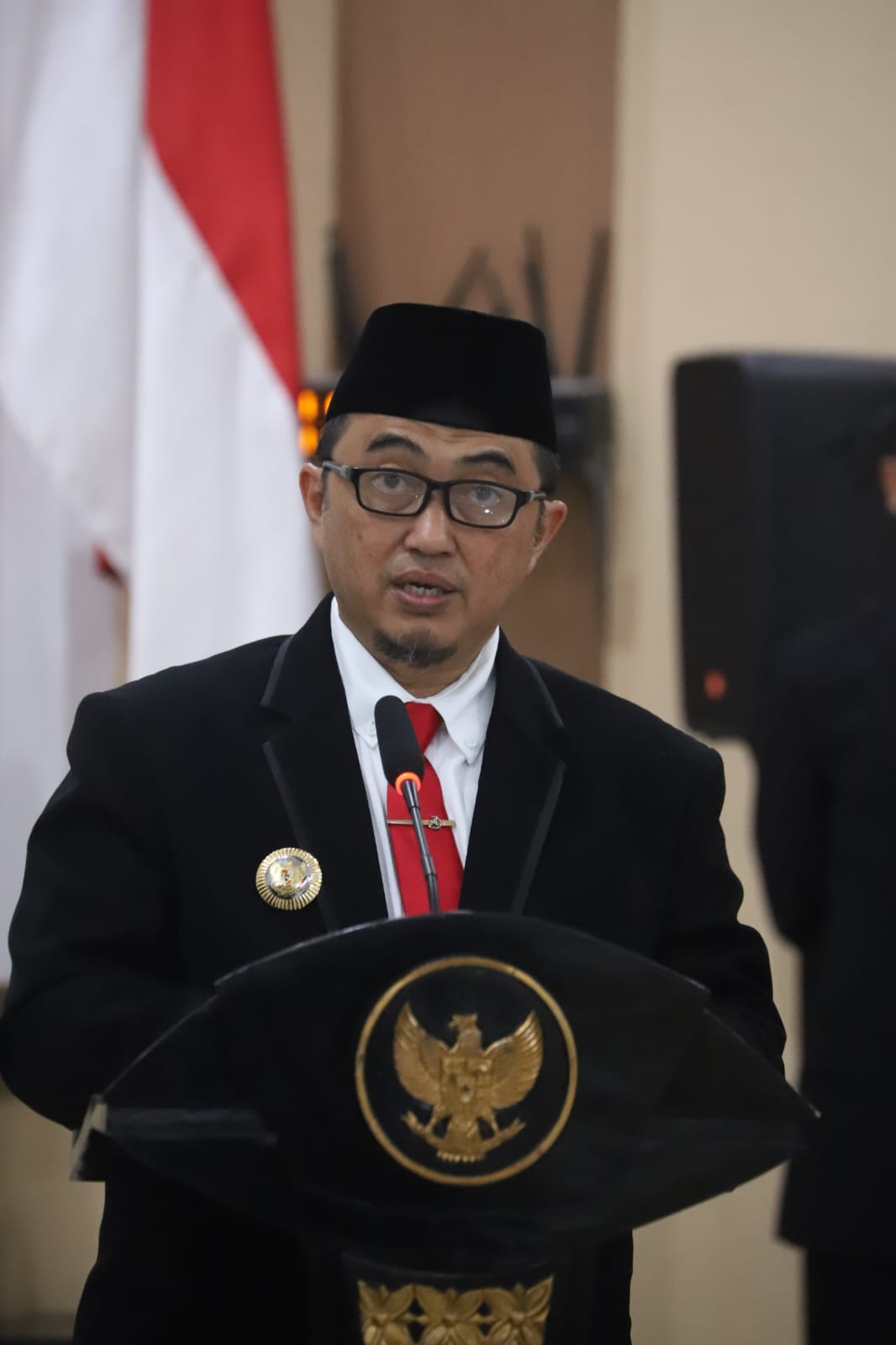 Pj Bupati Jombang Teguh Narutomo usai mlantik tiga kepala OPD di ruang Swagata Pendopo Jombang (31/7) malam