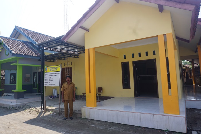 Kepala Desa Gebangbunder Basuki menunjukkan gedung kantor desa yang telah selesai direhab menjadi lebih representatif.