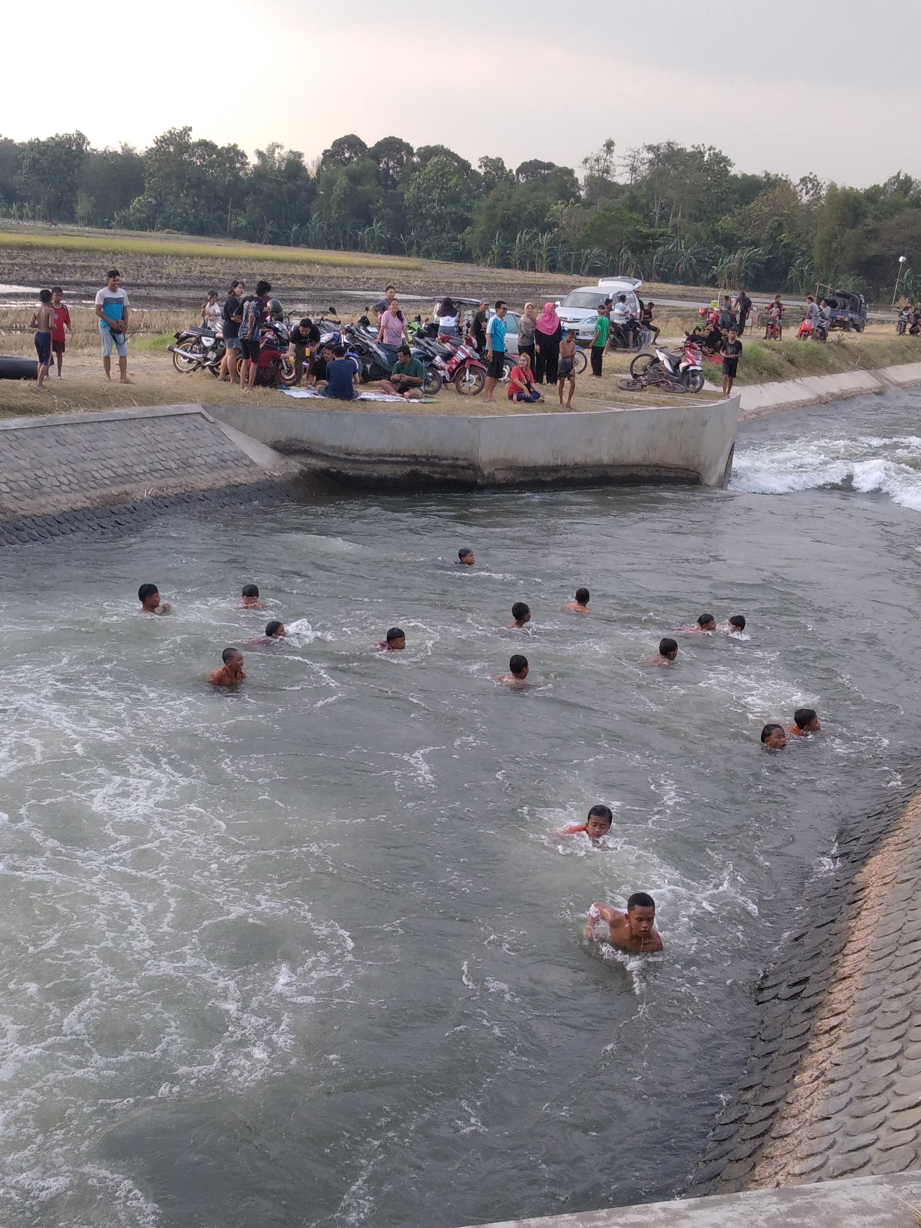 Sejumlah anak masih terlihat berenang dengan santuy di dam sky meski papan larangan telah dipasang
