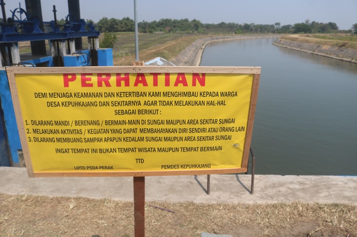 Papan larangan berenang yang dipasang pemerintah di Dam Sky Perak Jombang