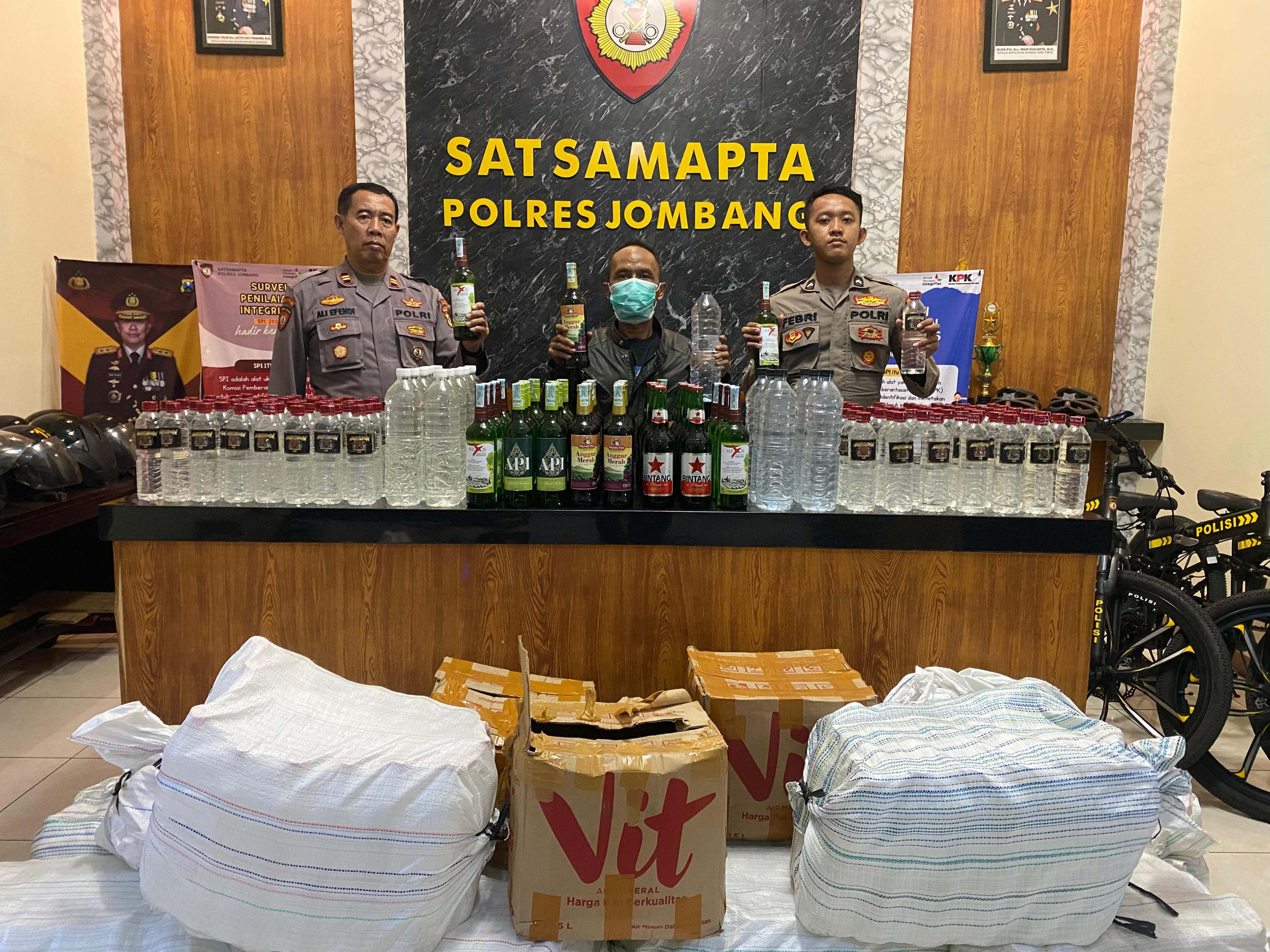 Ratusan botol miras disita polisi dari penjual di Ploso Jombang