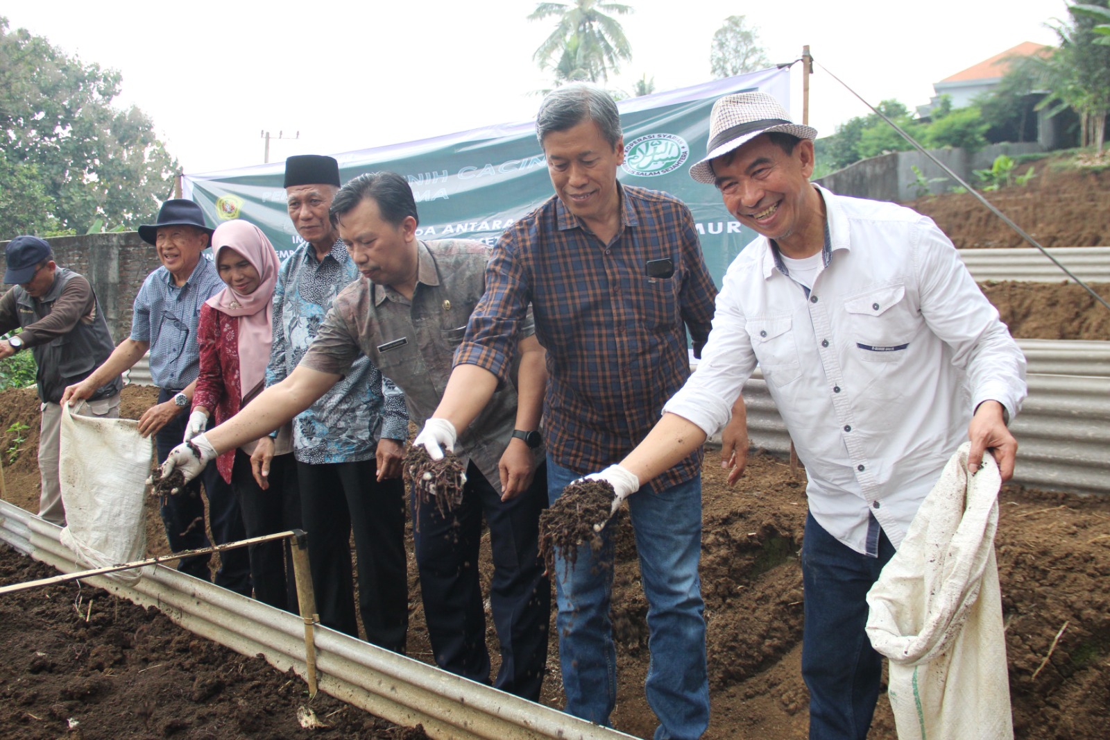 Direktur Jawa Pos Radar Jombang M. Nur Kholis mendampingi Ali Murtadhlo Ketua Koperasi Syariah Sabiilus Salam Sejahtera saat penebaran cacing, di area Villa Firly Salam Dusun Tukum, Desa/Kecamtan Wono