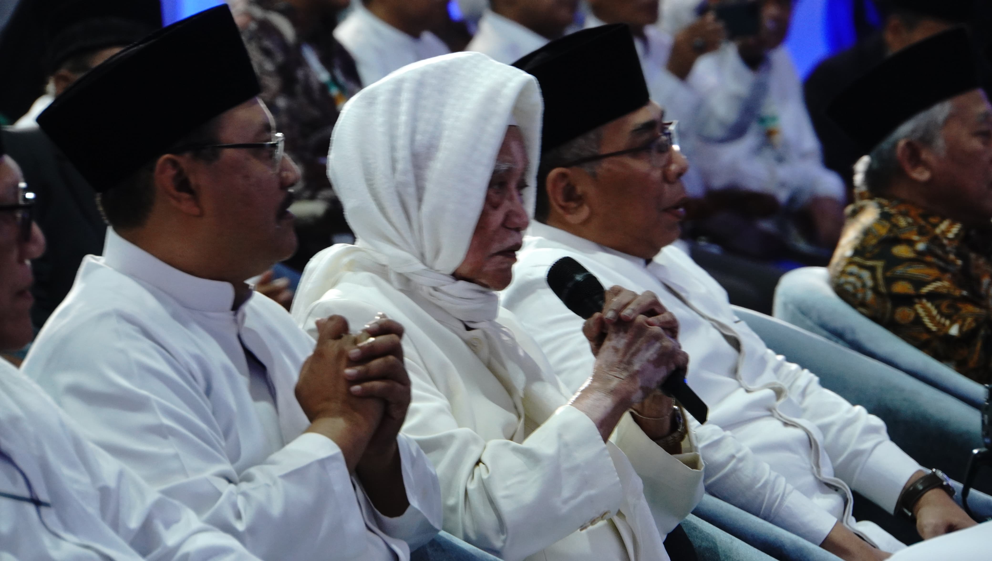 KH Anwar Manshur ( tengah) kembali terpilih menjadi Rais Syuriah PWNU Jatim dalam Konferwil PWNU Jatim di Tebuireng Jombang