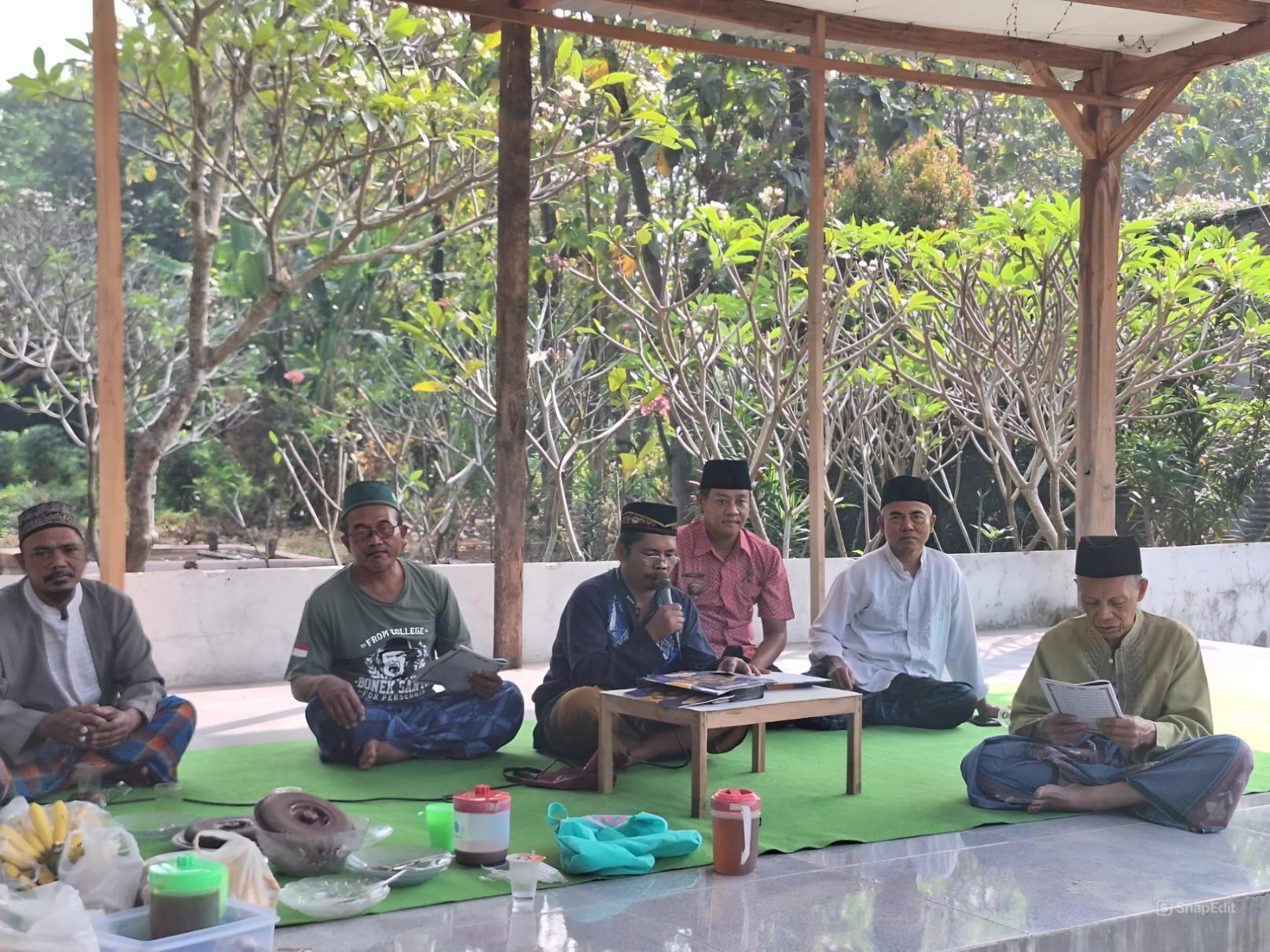 Kepala Desa Tanggalrejo Dimas Wahyu Ramadhana bersama warga saat ziarah kubur malam Jumat legi.